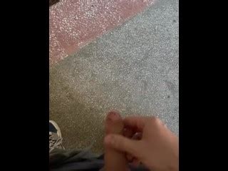 迪克闪到邻居第 2 部分楼梯上的展览 Pornhub Gay