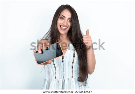 en la categoría Chica latina mostrando celular tapado la rostro de fotos e imágenes de