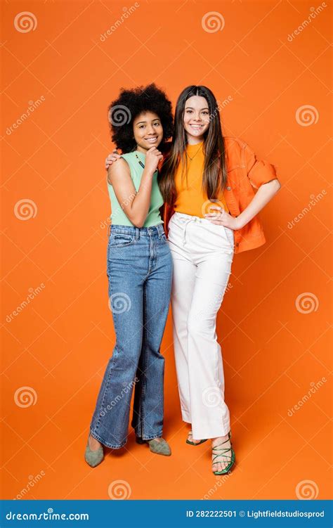 Longitud Completa De La Jovencita De Brunette Imagen De Archivo Imagen De Adolescentes