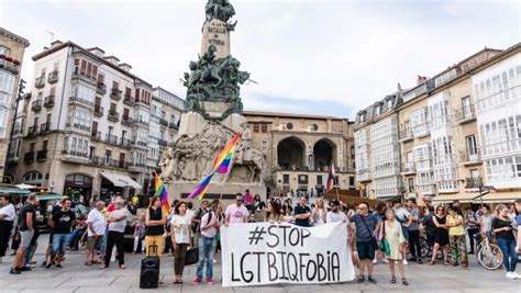 Unos Padres Pakistan Es Pierden La Custodia De Su Hijo Por Pegarle Por Ser Gay Cromosomax