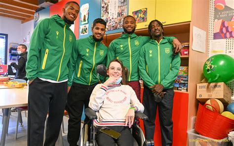 FC Nantes Fondation FC Nantes En visite à l ESEAN auprès des enfants