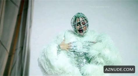 Jennifer Lopez Sexy Showing Off Her Hot Figure As She Strips Naked In