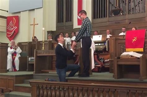 Usa Coppia Gay Fa Outing In Chiesa Standing Ovation Dei Fedeli