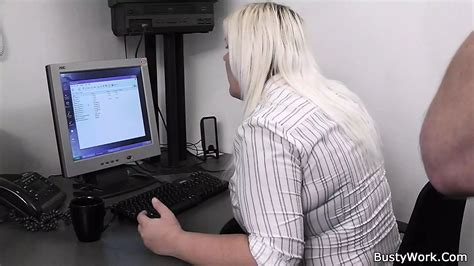 Un patron baise une grosse secrétaire blonde au bureau après une branlette espagnole xHamster