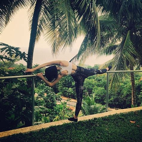 Jessie J In Bikini As She Frolics On The Beach During Festive Holiday Daily Mail Online