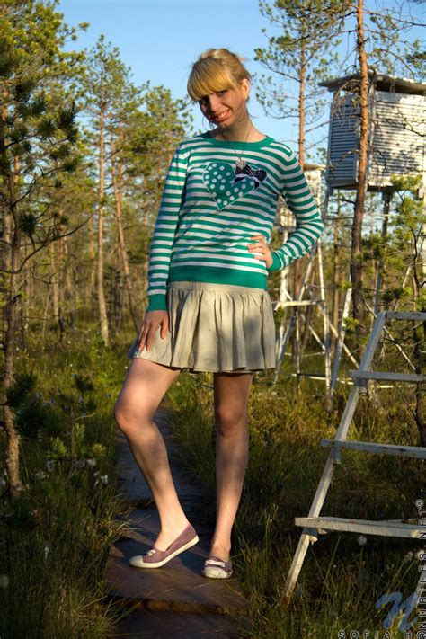 Blonde hottie sofia h vergnügt sich mit einem großen Vibrator draußen Porno Bilder Sex Fotos