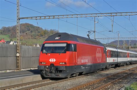 Re 460 033 4 durchfährt den Bahnhof Gelterkinden Bahnbilder de