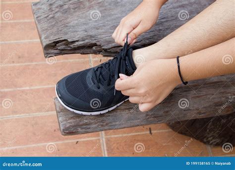 Fille Attachant Les Chaussures Noires Image Stock Image Of