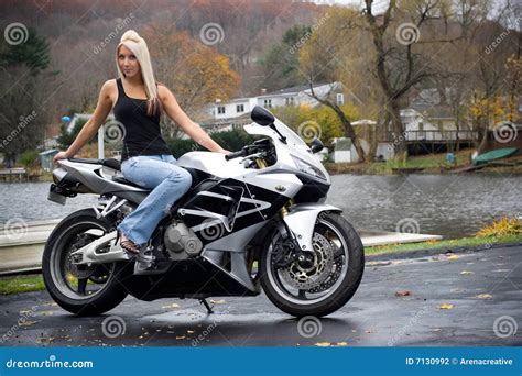Fille Blonde De Cycliste Photo Stock Image Du Fascinant