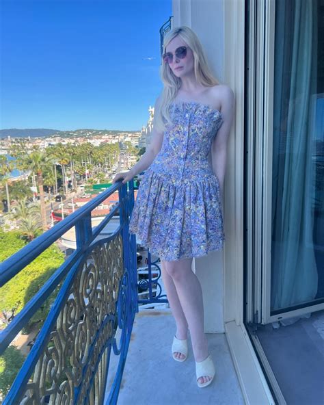 Elle Fanning feet | FeetDatabase.com