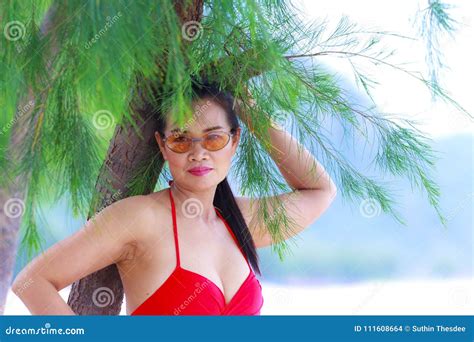 Pecho Bonito De La Mujer Con El Bikini Rojo En La Playa Foto De Archivo Imagen De Fondo