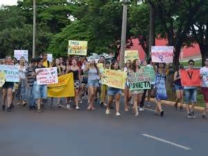 G1 Grupo faz beijaço em bar que teria expulsado casal por beijo gay em SP notícias em