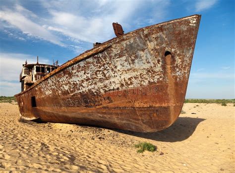 Barche In Deserto Mare Di Aral O Lago Aral L Uzbekistan L Asia