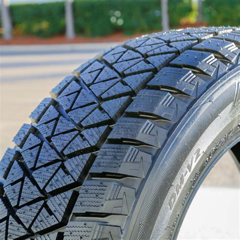 Bridgestone Blizzak DM-V2 265/65R17 112R Winter Tire