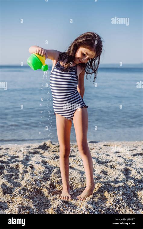 Fille Sur La Plage Banque De Photographies Et Dimages à Haute