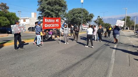 Vecinos Del Barrio M Gauchito Protestan Frente A Casa De Gobierno El