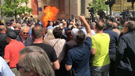 Kërkohet dorëheqja e kryebashkiakut të Tiranës Veliaj protestuesit