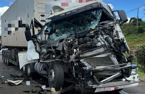 Colis O Entre Duas Carretas Registrada Na Br