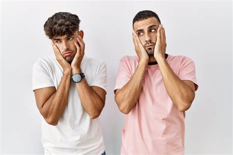 Jeune Couple Gay Souriant Joyeux Selfie Au Smartphone De La Plage Photo Stock Image Du