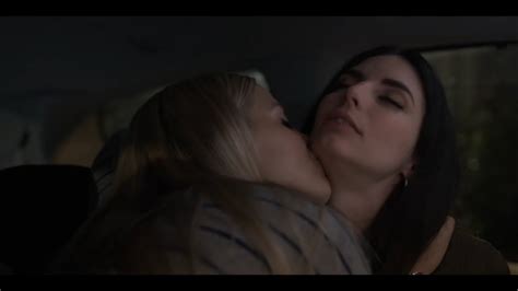 The Sex Lives Of College Girls Kiss Scene Leighton And Chloe Renee