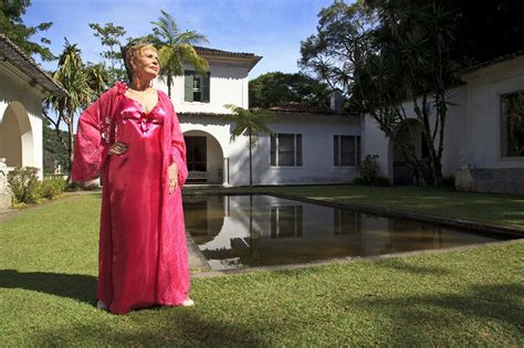 Aposentada de 74 anos vira modelo e posa de lingerie para calendário outras 13 mulheres