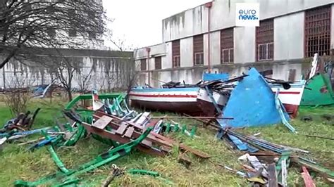 Italie Des D Tenus Recyclent Des Bateaux De Migrants En Instruments