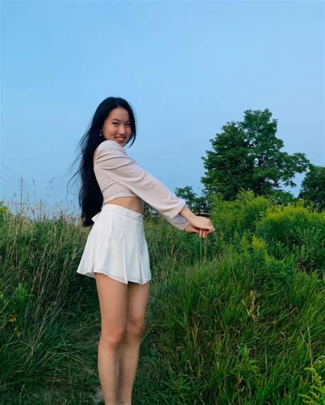 5 Hot Sexy Joyce Zheng Bikini Pics