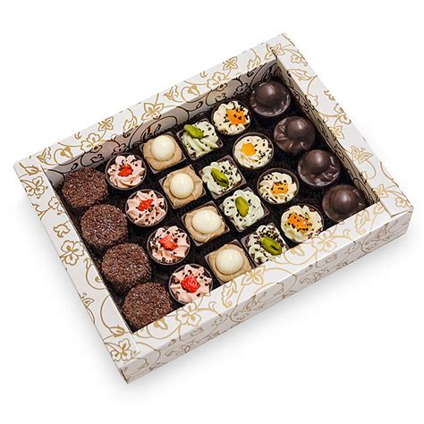 Средние наборы конфет ручной работы в ассортименте купить в Москве по ...