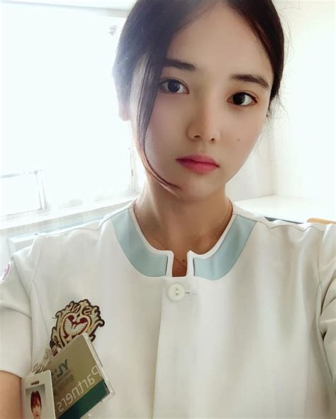 Cận cảnh nhan sắc và info của cô nàng y tá hot girl siêu gợi cảm CĐM cảm thán Chỉ muốn ốm