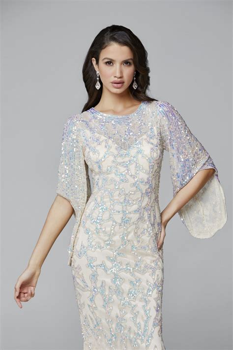 Vestido Longo Bordado Manga Sino e Transparência nas Costas Nude