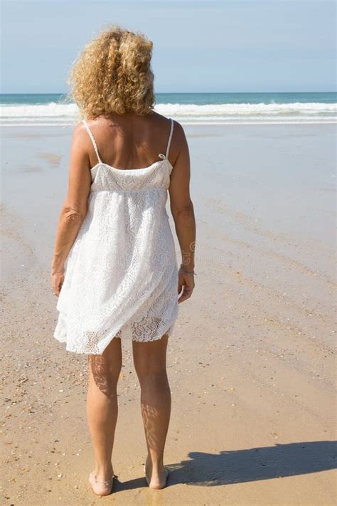 Belle Fille Blonde Sur Seule La Plage Photo stock Image du été jeune