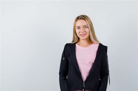 Jeune femme blonde charmante isolée Photo Gratuite