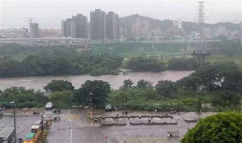 尼莎颱風大雨永和新店溪水溢堤外陸地 民眾急移車 好房網news