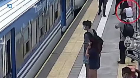 Una Mujer Salva Milagrosamente Su Vida Tras Caer A Las V As Del Metro