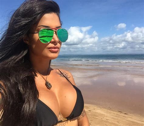 Aline Riscado aparece de biquíni superdecotado e arranca elogios dos