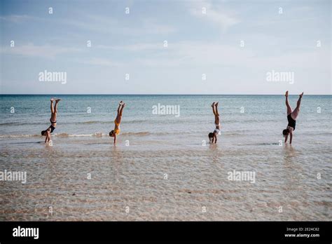 Mutter Tochter Bikini Fotos Und Bildmaterial In Hoher Aufl Sung Alamy