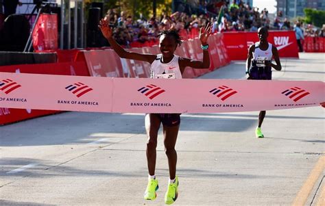 Ruth Chepngetich bate recorde mundial e faz história ao vencer a