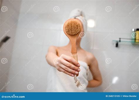 Massagem Para Ir Ao Banheiro - Jovem Linda De Toalha Branca a Fazer Uma Massagem De Drenagem Linfática ...