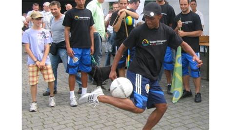 Brasilianische Fu Baller Zaubern F R Den Guten Zweck