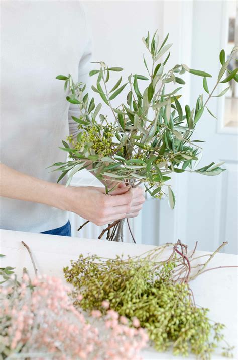 Frühlings Hochzeit in Weiß und zartem Nude mit viel frischem Grün Lockeren Greenery Brautstrauß