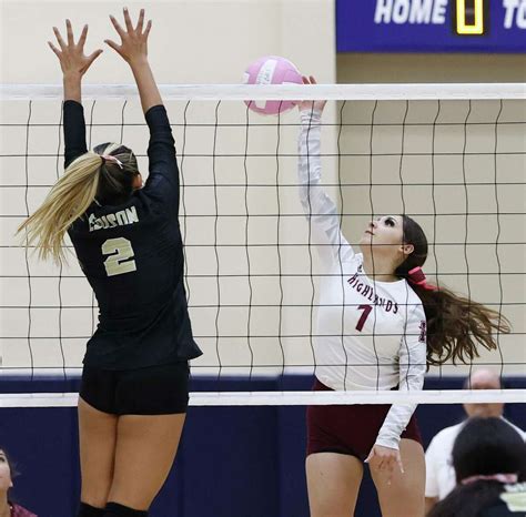 Highlands Volleyball Maintains Playoff Positioning
