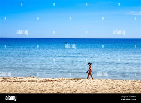 Bikini walk Fotos und Bildmaterial in hoher Auflösung Alamy