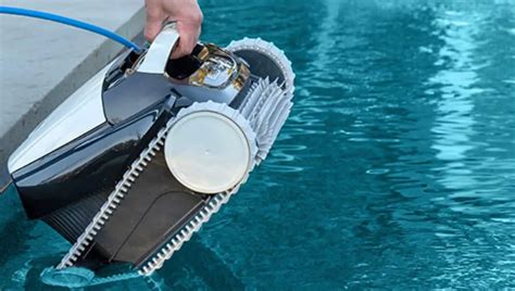 How To Troubleshoot Common Robotic Pool Cleaner Problems - Little Robot ...