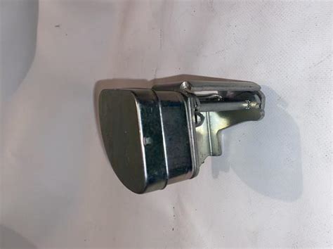 804218874R Renault (RVI) петля передней двери левая