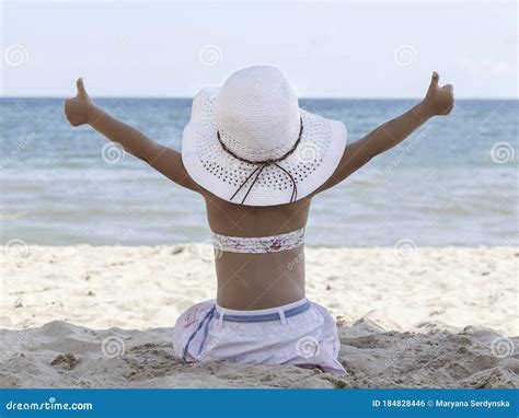 Ein Kleines Mädchen in Einem Bikini Das Meer Betrachtet Und Daumen Zeigt Stockfoto Bild