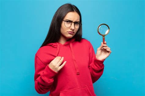Mujer latina joven que parece arrogante exitosa positiva y orgullosa apuntando a sí misma