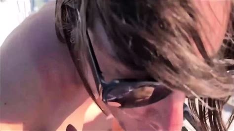 Milf Bien Salope Qui Se Caresse La Chatte En Pleine Mer