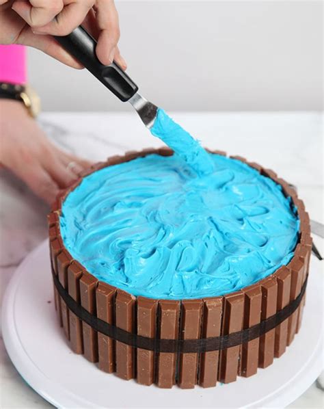 Hot Tub Kit Kat Cake Is Super Cute And Very Easy To Make