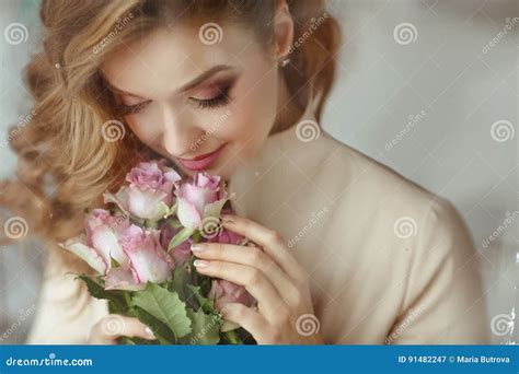 Portrait D Une Belle Fille Blonde Sensuelle Sensible Avec Des Roses Image Stock Image Du Dame