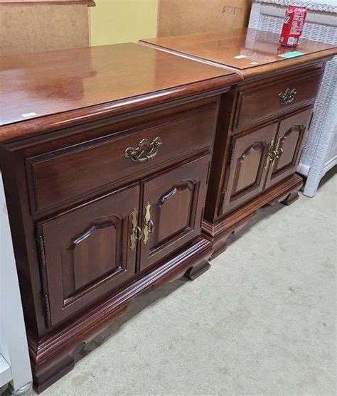 Thomasville Modern Cherry Nightstands Dixon S Auction At Crumpton